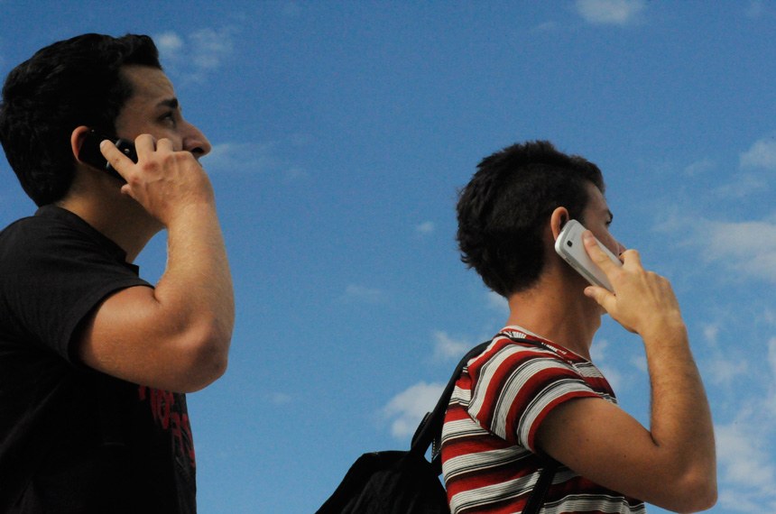 As taxas de roaming são cobradas pelo deslocamento, dependendo da localidade, enquanto o AD é uma taxa fixa por cada chamada feita
